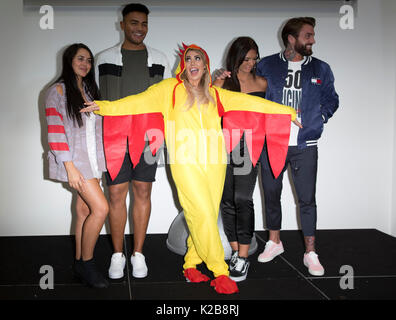 (De gauche à droite) Marnie Simpson, Nathan Henry, Chloe Ferry, Abbie Holborn et Aaron Chalmers de la cast de Geordie Shore assister à un photocall au MTV Studios, Londres, avant le premier épisode de la saison 15 qui est diffusé ce soir. Banque D'Images