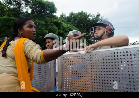 Kolkata, Inde. Août 29, 2017. Manifestant une femme de tous les déposants Fonds Bons du Bengale' & Forum des agents se disputer avec la police au cours de la protestation le 29 août à Kolkata, Bengale occidental, Inde. Credit : Avijit Ghosh/Pacific Press/Alamy Live News Banque D'Images