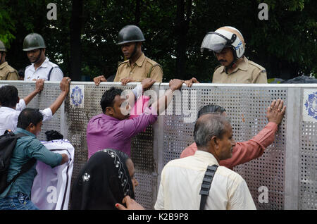 Kolkata, Inde. Août 29, 2017. Les manifestants de tous les déposants Fonds Bons du Bengale' Forum des agents et d'essayer de briser la barrière de la police au cours de la protestation le 29 août à Kolkata, Bengale occidental, Inde. Credit : Avijit Ghosh/Pacific Press/Alamy Live News Banque D'Images