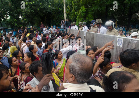 Kolkata, Inde. Août 29, 2017. Les manifestants de tous les déposants Fonds Bons du Bengale' Forum des agents et d'essayer de briser la barrière de la police au cours de la protestation le 29 août à Kolkata, Bengale occidental, Inde. Credit : Avijit Ghosh/Pacific Press/Alamy Live News Banque D'Images