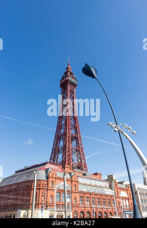 Blackpool, Fylde Coast, Lancashire, Angleterre. La tour de Blackpool Tower et les bâtiments, a ouvert ses portes le14 mai 1894 et inspirée par la tour Eiffel à Paris, Banque D'Images