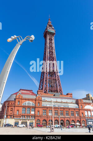 Blackpool, Fylde Coast, Lancashire, Angleterre. La tour de Blackpool Tower et les bâtiments, a ouvert ses portes le14 mai 1894 et inspirée par la tour Eiffel à Paris, Banque D'Images