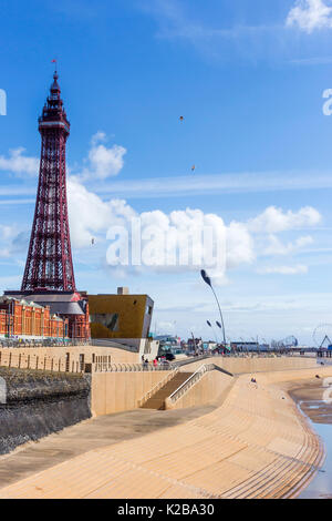 Blackpool, Fylde Coast, Lancashire, Angleterre. La tour de Blackpool, a ouvert ses portes le14 mai 1894 et inspirée par la tour Eiffel à Paris, il se trouve 518 mètres Banque D'Images