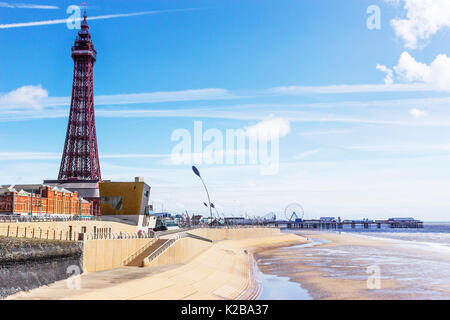 Blackpool, Fylde Coast, Lancashire, Angleterre. La tour de Blackpool, a ouvert ses portes le14 mai 1894 et inspirée par la tour Eiffel à Paris, il se trouve 518 mètres Banque D'Images