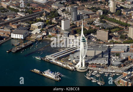 AJAXNETPHOTO. PORTSMOUTH, Angleterre. Général - VUE AÉRIENNE DE PORT, , Millenium Tower, LE DISQUE, PORTSMOUTH & SOUTHSEA GUNWHARF QUAY ET TERMINUS. PHOTO:JONATHAN EASTLAND/AJAX REF:D110209 1540 Banque D'Images