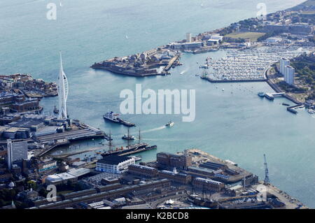 AJAXNETPHOTO. PORTSMOUTH, ANGLETERRE. - VUE AÉRIENNE GÉNÉRALE DU PORT, ENTRÉE, MILLENIUM TOWER (GAUCHE, BLANC), HMS WARRIOR (CENTRE INFÉRIEUR) ET GOSPORT'S HASLAR MARINA EN HAUT À DROITE. PHOTO :JONATHAN EASTLAND/AJAX REF :D110209 1558 Banque D'Images
