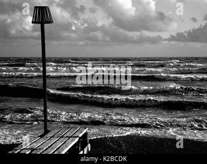 AJAXNETPHOTO. WORTHING, Angleterre. - Une mer SUR LA CÔTE SUD D'AUTOMNE APRÈS TEMPÊTE. PHOTO;JONATHAN EASTLAND/AJAX REF:P78  145 132810 Banque D'Images