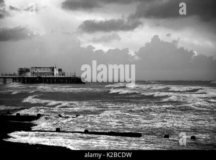 AJAXNETPHOTO. WORTHING, Angleterre. - Une mer SUR LA CÔTE SUD D'AUTOMNE APRÈS TEMPÊTE. PHOTO;JONATHAN EASTLAND/AJAX REF:132810 P78  118 1 Banque D'Images