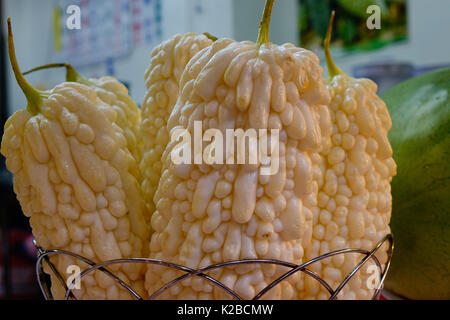 Le melon amer en vente au marché de nuit à Taipei, Taiwan. Banque D'Images