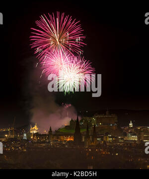 La performance d'artifice au château d'Édimbourg, à la fin de l'Edinburgh International Festival, accompagné d'un concert de musique Banque D'Images