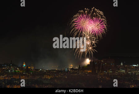 La performance d'artifice au château d'Édimbourg, à la fin de l'Edinburgh International Festival, accompagné d'un concert de musique Banque D'Images