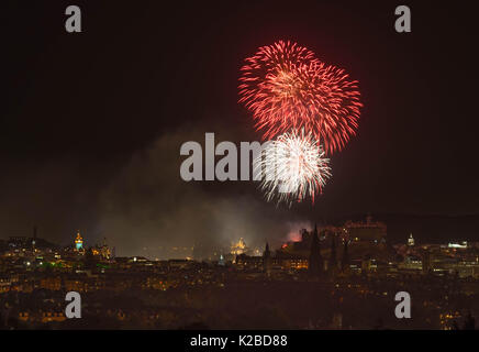 La performance d'artifice au château d'Édimbourg, à la fin de l'Edinburgh International Festival, accompagné d'un concert de musique Banque D'Images