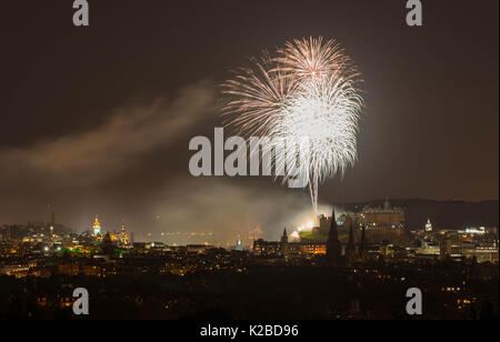 La performance d'artifice au château d'Édimbourg, à la fin de l'Edinburgh International Festival, accompagné d'un concert de musique Banque D'Images