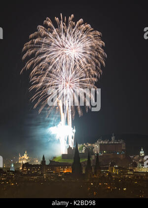 La performance d'artifice au château d'Édimbourg, à la fin de l'Edinburgh International Festival, accompagné d'un concert de musique Banque D'Images