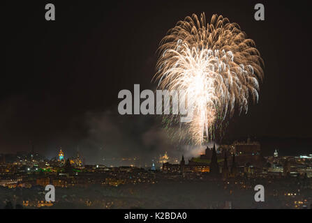 La performance d'artifice au château d'Édimbourg, à la fin de l'Edinburgh International Festival, accompagné d'un concert de musique Banque D'Images