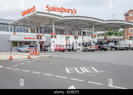 Pompes à carburant avant-cour à Sainsbury's store à Darlington,Angleterre,UK Banque D'Images