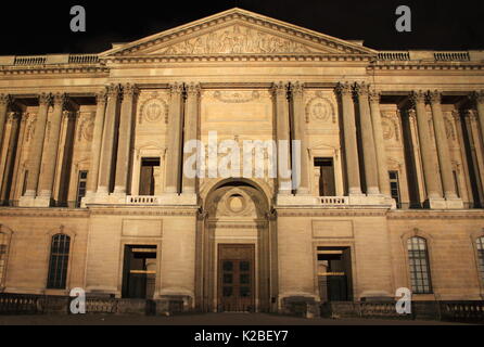 PARIS, FRANCE - 24 MAI 2015 : Vue de la Colonnade Perrault par nuit dans le musée du Louvre. Musée du Louvre est l'un des plus grand et le plus visité des musées wor Banque D'Images