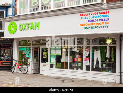 Magasin de charité Oxfam à Darlington,Angleterre,UK Banque D'Images