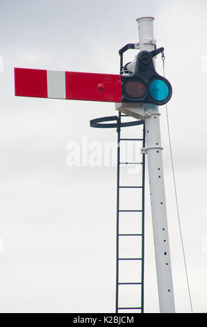 Sémaphore signal ferroviaire unique traditionnelle Banque D'Images