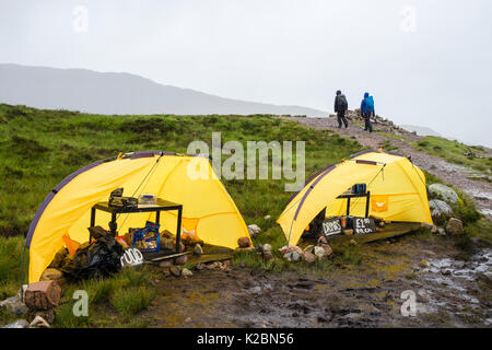 Dans la boutique, deux tentes vendant de la nourriture et des boissons sur West Highland Way chemin sentier point le plus élevé en haut de l'Escalier de diables. Glen Coe, Highland, Scotland, UK Banque D'Images