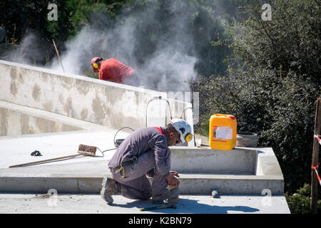 Le travail des ouvriers en construction sur les détails de la construction d'une piscine Banque D'Images