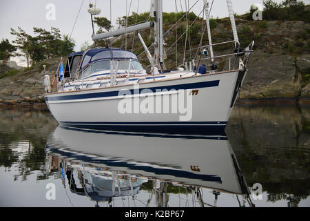 Location de bateaux à l'ancre dans la baie abritée. Suède, juin 2014. Banque D'Images