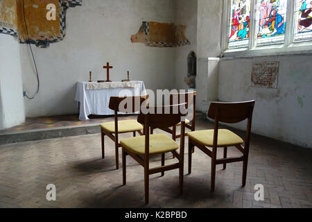 À l'intérieur de l'église St Martin, Colchester, Essex, UK Banque D'Images