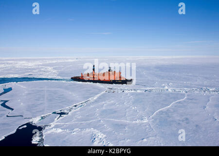 Le plus grand brise-glace à propulsion nucléaire, "50 ans de victoire", sur le chemin du Pôle Nord, l'Arctique russe, juillet 2008. Tous les non-usages de rédaction doivent être effacés individuellement. Banque D'Images