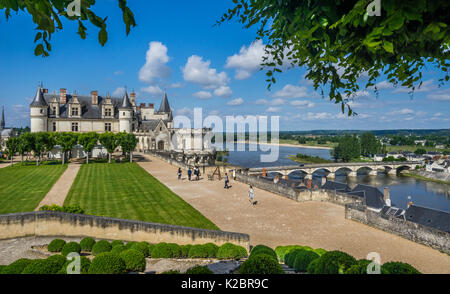 La France, l'Center-Val de Loire, Amboise, Château Royal Château d'Amboise, vue de la résidence royale à partir de la terrasse jardin Renaissance Naples Banque D'Images