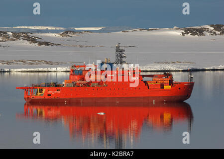 "Brise-glace Aurora Australis' dans des eaux calmes, l'Antarctique. Tous les non-usages de rédaction doivent être effacés individuellement. Banque D'Images