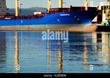 D'un cargo avec réflexion, dans le port d'Ushuaia. Le canal de Beagle, Tierra del Fuego, Argentine. Tous les non-usages de rédaction doivent être effacés individuellement. Banque D'Images