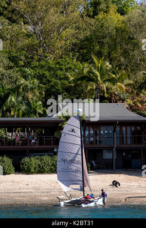 Les gens sur mini catamaran, Hamilton Island, Whitsunday Island group, Queensland, Australie. Novembre 2012. Banque D'Images