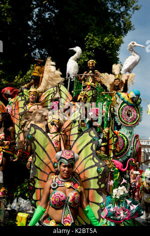 Carnaval de Notting Hill le 28 août 2017. L'ouest de Londres, Angleterre. L'école de samba Paraiso flotteur avec danseurs et oiseaux. Banque D'Images