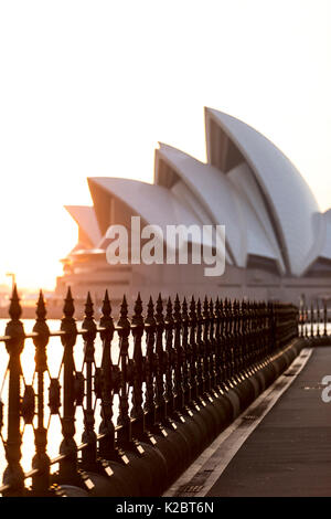 Vue vers l'Opéra de Sydney, au crépuscule, en Nouvelle Galles du Sud, Australie, octobre 2012. Banque D'Images