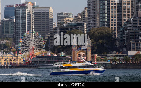 Ferries l dans le port de Sydney, avec fête foraine en arrière-plan, New South Wales, Australie, octobre 2012. Banque D'Images