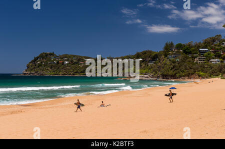 Surfers walking on beach, Australie. Novembre 2012. Banque D'Images