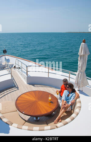 Couple à bord du yacht de Glaze 161 pieds de Trinity à Miami, Floride, mars 2011. Banque D'Images