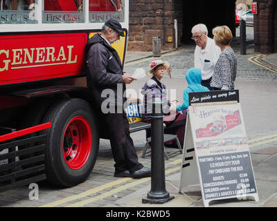 Vintage heritage tour bus à Chester Banque D'Images