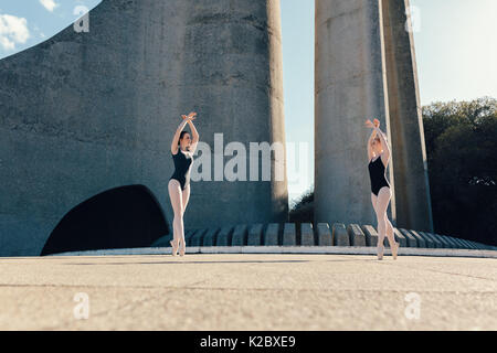 Danseurs de Ballet de danse pratiquant à l'extérieur. Les danseurs de ballet effectuant un duo à la synchronisation. Banque D'Images