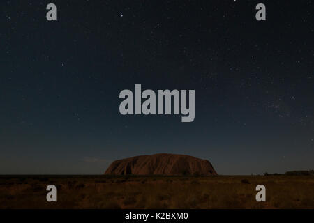 L'Uluru / Ayers Rock sur nuit étoilée, Territoire du Nord, Australie. Janvier 2013 Banque D'Images