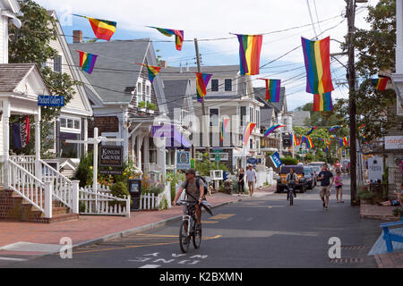 Personnes à pied et à vélo dans la rue Commercial occupé à Provincetown, Massachusetts, Cape Cod, USA Banque D'Images