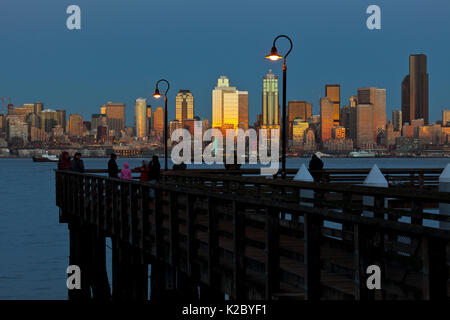 Coucher du soleil d'hiver se reflète sur les bâtiments de Seattle vue d'un quai de pêche de l'Ouest, Seattle, Washington, USA, décembre 2014. Banque D'Images