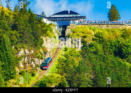 Transport de funiculaire à Bergen (Norvège), l'escalade du mont Floyen. Banque D'Images