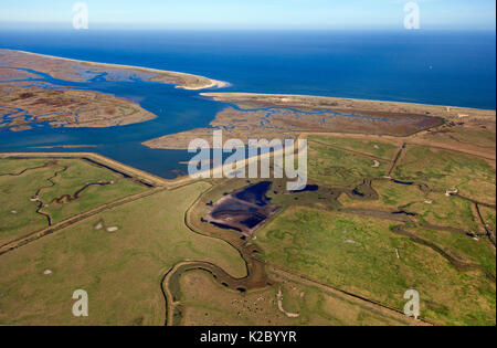 Vue aérienne de l'île de Scolthead et Burnham Overy dunes, Norfolk, Angleterre, Royaume-Uni, septembre 2009. Banque D'Images