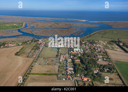 Vue aérienne de l'île de Scolthead et Burnham Overy dunes, Norfolk, Angleterre, Royaume-Uni, septembre 2009. Banque D'Images