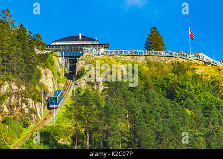 Transport de funiculaire à Bergen (Norvège), l'escalade du mont Floyen. Banque D'Images