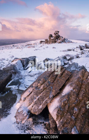 Grand Tor discontinues au lever du soleil après les chutes de neige, Dartmoor National Park, Devon, UK. Janvier 2015. Banque D'Images