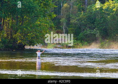 Pêche à la mouche pêcheur non identifiés dans les saumons de la rivière Gaula près de Sande ville. La Norvège. Banque D'Images