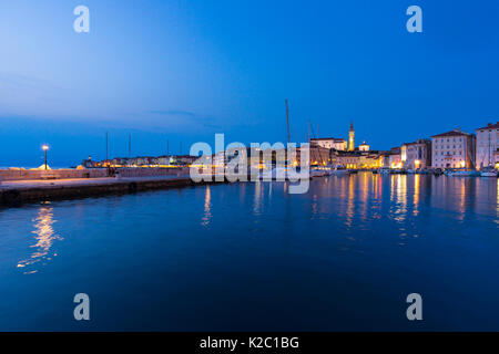 Port de Piran, Slovénie, la nuit, septembre 2014. Banque D'Images