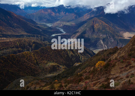 Mont Namjagbarwa et le fleuve Yarlung Zangbo Yarlung Zangbo, le Parc National du Grand Canyon, de la préfecture de Nyingchi, Tibet, Chine. Novembre 2010. Banque D'Images